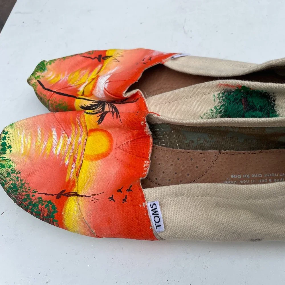 Tom's Hawaiian Print Unisex Slip-on Shoes. - Picture 2 of 4